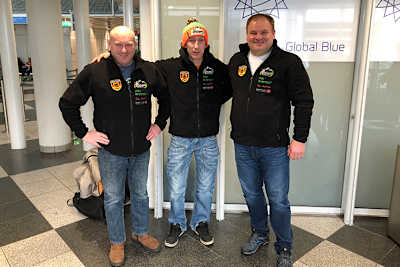 Markus Jell (Mitte) am Flughafen München