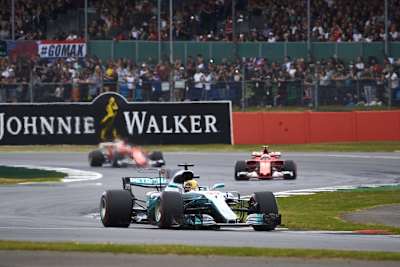 Lewis Hamilton vor den Ferrari in Silverstone
