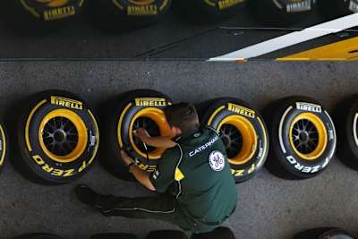 Der Reifendruck wird kontrolliert. 