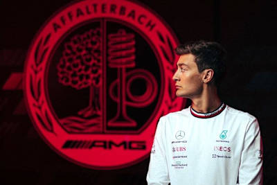 George Russell im Mercedes-Rennmotorenwerk Brixworth