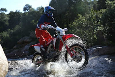 Um die 450er Honda auf rutschigem Untergrund sicher zu bewegen, braucht es schon etwas Übung