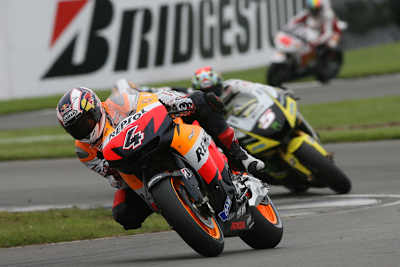 Edwards (4) auf der Jagd nach Dovizioso (4)