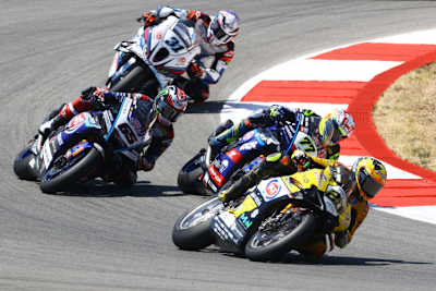 Andrea Iannone (vorne) gibt Domi Aegerter (77) die Richtung vor