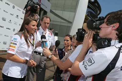 Simona De Silvestro im Fahrerlager von Barcelona