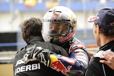 Jonas Folger feiert mit dem Ajo-Team seinen Sieg