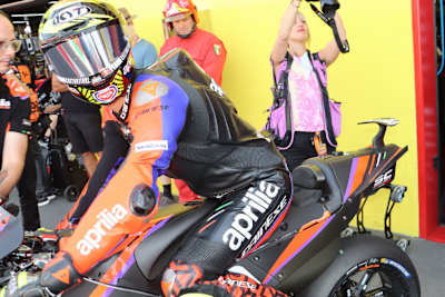 Lorenzo Savadori 2022 mit Flügel auf dem Heck der Aprilia