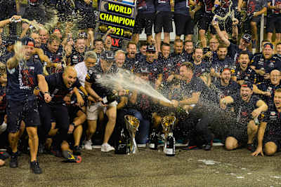 Red Bull Racing feiert in Abu Dhabi