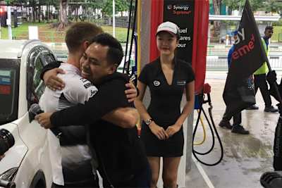 Jenson Button umarmt Yasser Abdul Razak 