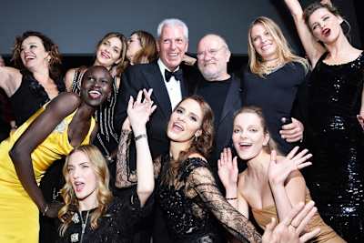 Marco Tronchetti Provera (mit Fliege) bei den Feierlichkeiten zu 50 Jahren Pirelli-Kalender