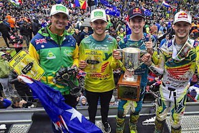 Team Australien hielt 2024 die Chamberlain Trophy in den Händen