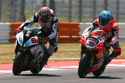 Ungewöhnlicher Kampf um die Führung: Jordi Torres (li.) gegen Marco Melandri