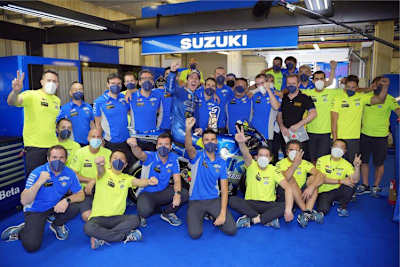 Suzuki bejubelt den dritten Platz von Joan Mir: Vor dem Pokal ist das Smartphone mit laufendem Videoanruf zu sehen