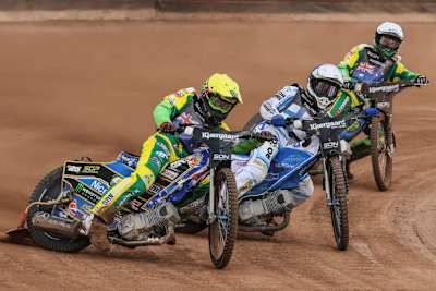 Finnlands Timo Lahti im Sandwich der Australier