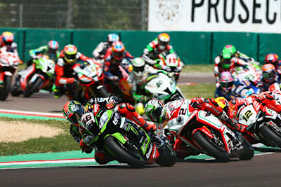Nur eine Momentaufnahme: Leon Camier (2) am Hinterrad von Tom Sykes