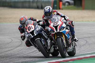So wird in der WM gefahren: Jordi Torres (81) gegen Markus Reiterberger
