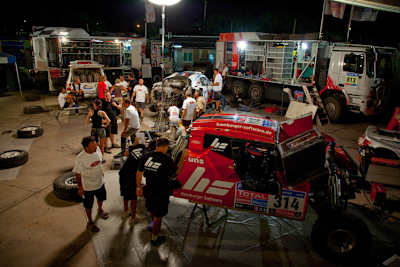 Dakar-Service beim HS Rallye-Team