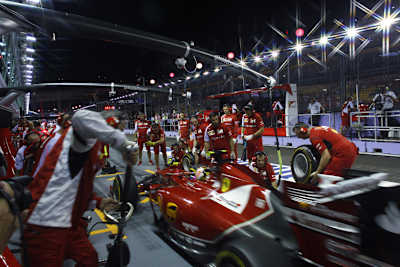 Kimi Räikkönen rauscht heran, gleicht wird es brennen