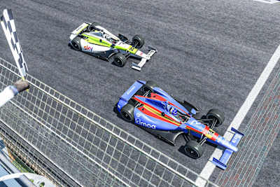 Fernando Alonso setzte sich im ersten Rennen gegen Jenson Button durch