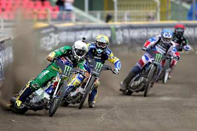 Darcy Ward (vorne) nahm extrem viel Speed in die Kurven mit