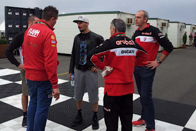 Davide Giugliano im Fahrerlager von Phillip Island