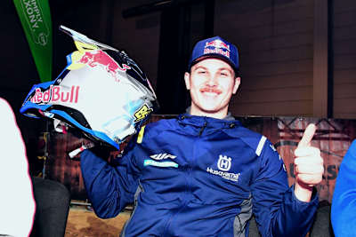 Weltmeister Billy Bolt mit neuem Kopfschmuck