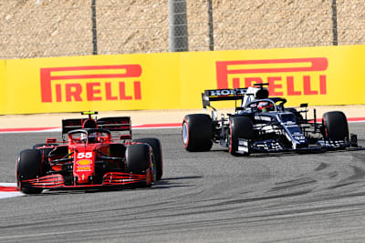 Carlos Sainz (Ferrari) vor Yuki Tsunoda (AlphaTauri)