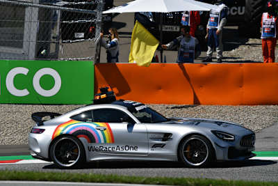 Auch auf dem Safety-Car prangt der «WeRaceAsOne»-Schriftzug