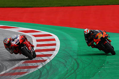 Pol Espargaro (re.) war weit neben der Strecke