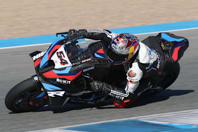 In Schräglage (hier Toprak Razgatlioglu) senkt sich die Verkleidungsunterseite zur Fahrbahn, es bildet sich ein Luftkanal