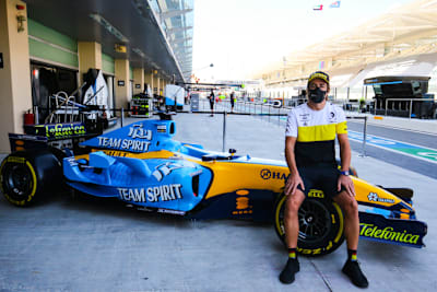 Fernando Alonso mit seinem Weltmeister-Renault von 2005