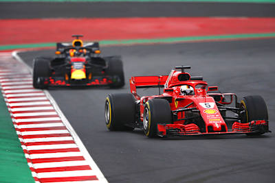 Sebastian Vettel vor Max Verstappen