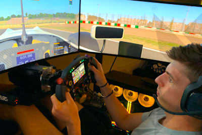Max Verstappen im Simulator