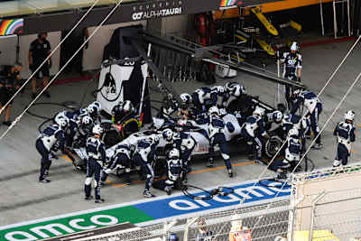 Boxenstopp der AlphaTauri-Mannschaft mit Daniil Kvyat