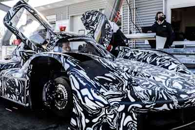 Der Porsche-LMDh beim Rollout in Weissach