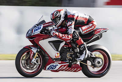 Niki Tuuli auf der MV Agusta F3 675