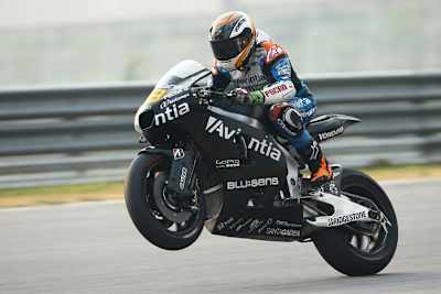 Héctor Barberá ist bis auf 1,9 sec an der Spitze dran