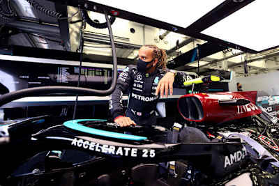 Lewis Hamilton musste sich zum Start der letzten Testsession in Geduld üben