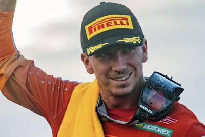 Adam Sterry bleibt 2023 bei Sarholz KTM