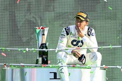 Pierre Gasly geniesst seinen Aufenthalt auf dem Siegerpodest von Monza 2020