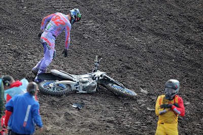 Pauls Jonass und Andrea Bonacorsi stürzten in der ersten Kurve nach dem Start