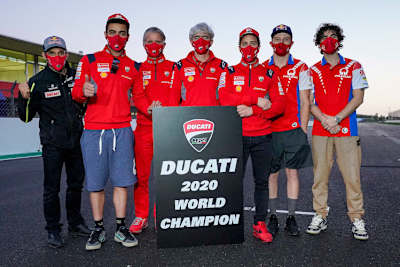 Johann Zarco, Danilo Petrucci, Paolo Ciabatti, Gigi Dall’Igna, Andrea Dovizioso, Jack Miller und Pecco Bagnaia (v.l.n.r.)