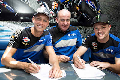 Bei der Unterschrift: Michael van der Mark, Yamaha-Rennchef Eric de Seynes und Alex Lowes (v.l.)