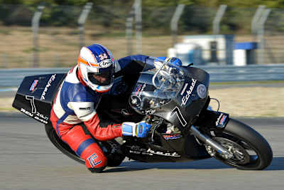 Jochen Schmid wird in Hockenheim eine Honda RC 30 einsetzen