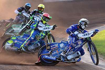 Bartosz Zmarzlik (vorne) stürmte zum Sieg und an die WM-Spitze