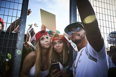 Lewis Hamilton ist tiefenentspannt: Selfie mit ungarischen Fans