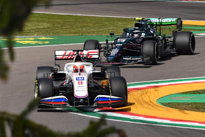 Nikita Mazepin vor Sebastian Vettel