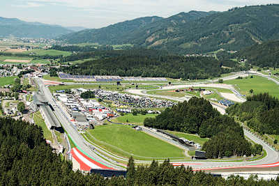 Der malerische Red Bull Ring in Spielberg