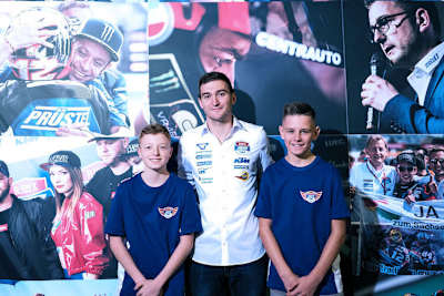 Teamkoordinator Tim Jüstel mit Freddie Heinrich (rechts) und Dustin Schneider 