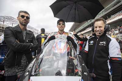 Manager Kenan Sofuoglu (li.) mit WM-Leader Toprak Razgatlioglu (Mitte)