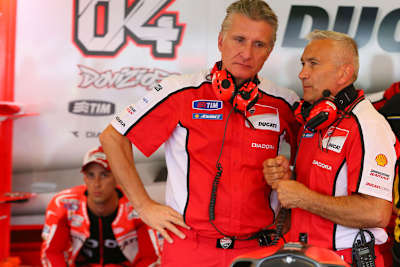 Ducati-Sportdirektor Paolo Ciabatti, rechts Teammanager Tardozzi, hinten Dovizioso